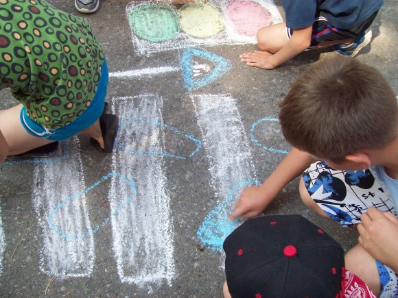 Сотрудники ГИБДД организовали для детей игру «Дорожный лабиринт»