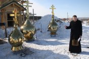 На новой часовне Всехсвятского кладбища г. Кунгура 23 марта 2017 года подняли купола [ФОТОРЕПОРТАЖ]
