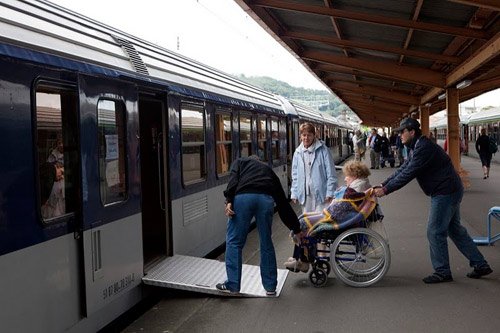 Бесплатную услугу помощи при проезде по железной дороге может получить каждый инвалид