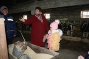 Экскурсия для детей из детского сада №6 на ферму колхоза им. Чапаева [ФОТОРЕПОРТАЖ]
