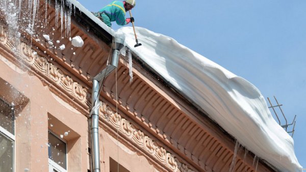 Снег на крыше опасен для жизни и здоровья