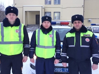 Полицейские спасли замерзающих на трассе детей