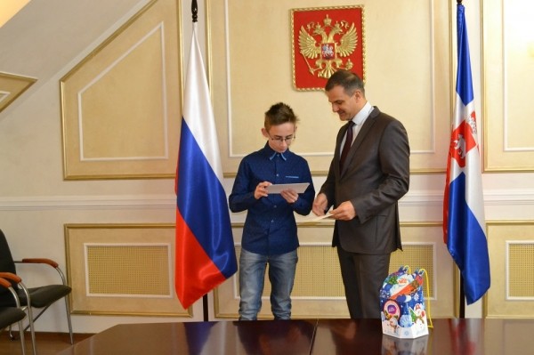 Владимир Путин поздравил с Новым годом школьника из Перми, который рисует портреты Главы государства