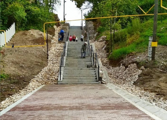 В Кунгуре завершают работы по ремонту лестницы у школы №1
