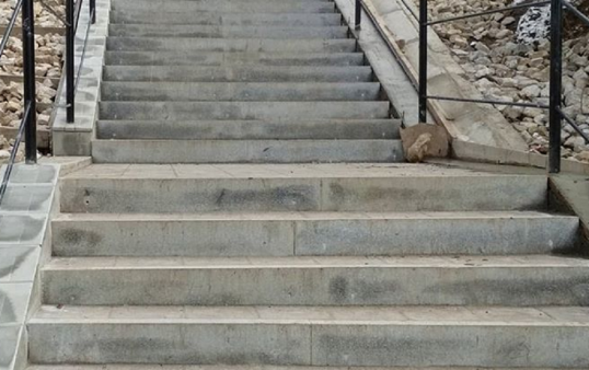 В Кунгуре завершают работы по ремонту лестницы у школы №1