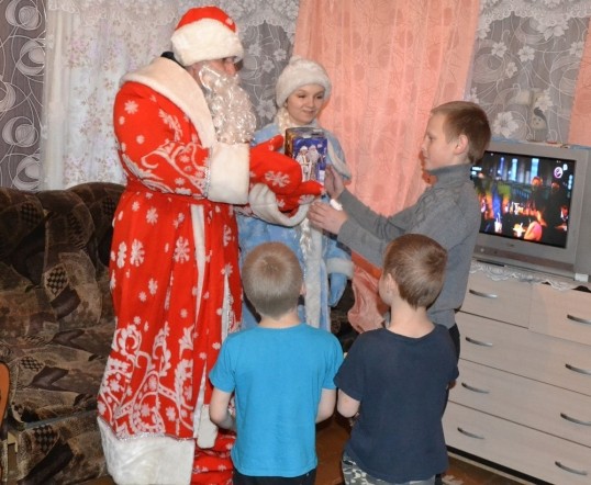 Полицейский Дед Мороз дарит подарки кунгурским детишкам