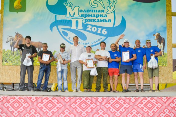 Топорных дел мастера стали известны на Первом фестивале "Молочная Ярмарка Прикамья"