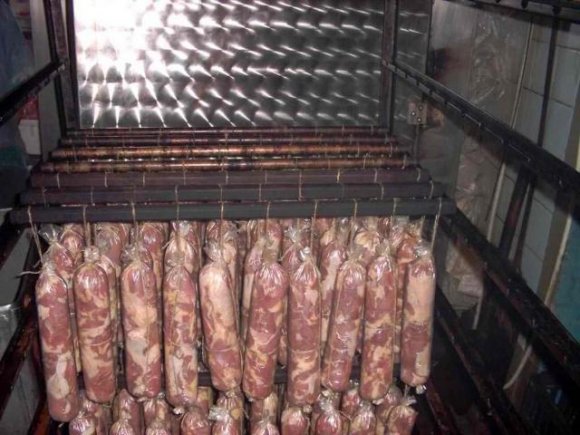 Работники мясокомбината  попались на краже колбасы