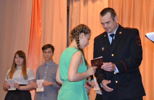 В честь Дня России в Кунгуре 14-летним юношам и девушкам полицейские вручили паспорта