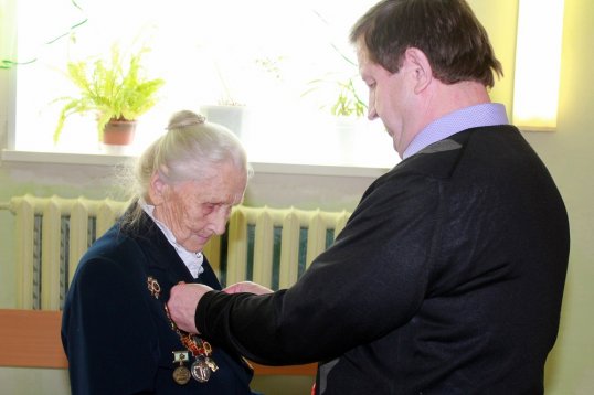 Ветеран ВОВ из Кунгурского района получила медаль к 100-летию Армии
