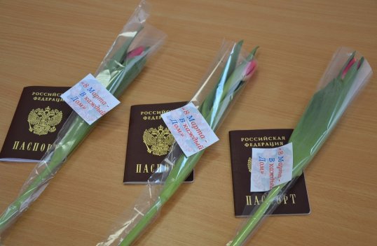 Кунгурские полицейские в честь 8 Марта вместе с паспортом вручили дамам цветы