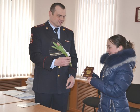 Кунгурские полицейские в честь 8 Марта вместе с паспортом вручили дамам цветы