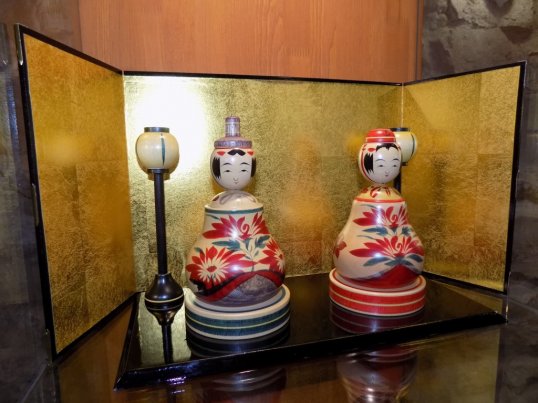 Выставка "Мир японских кукол кокэси" открылась в музее Кунгура