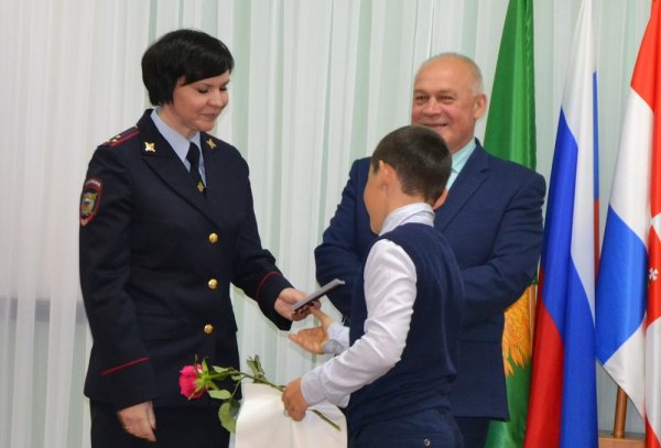 В Кунгуре сотрудники полиции вручили первые паспорта гражданам России