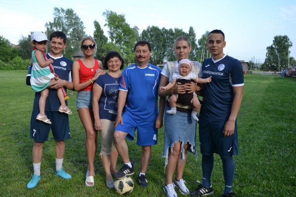 В Кунгуре в преддверии Дня семьи, любви и верности сотрудники полиции присоединились к всероссийской акции «Наша семья, наш футбол»