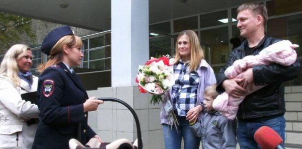 В Перми инспекторы ГИБДД подарили родителям новорожденной Алле автолюльку