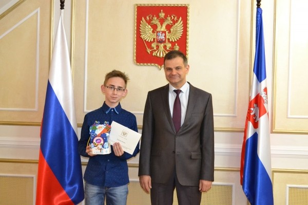 Владимир Путин поздравил с Новым годом школьника из Перми, который рисует портреты Главы государства