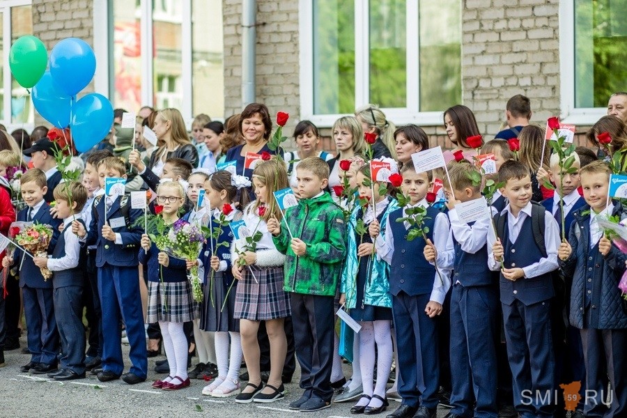 Школа 16 пермь. Дети с цветами на 1 сентября. Школа 16 Соликамск. Дети с одной розой на 1 сентября. Гимназия 1 ученики.