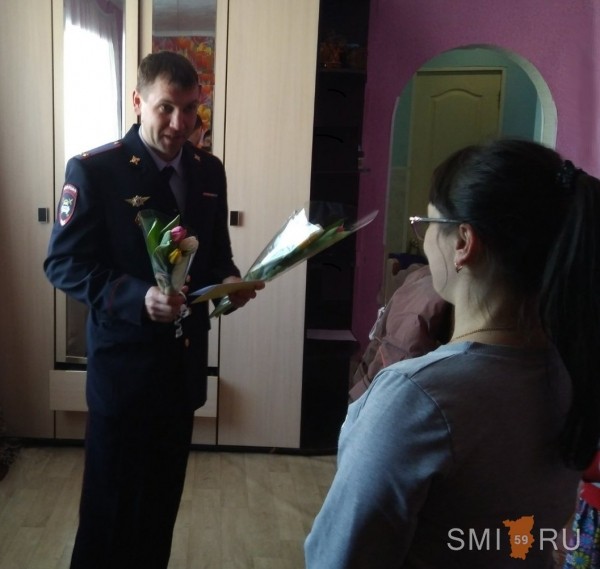 Кунгурские полицейские поздравили женщин