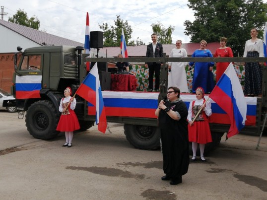 ЦД "Нагорный" мобильно поздравил кунгуряков с Днём России
