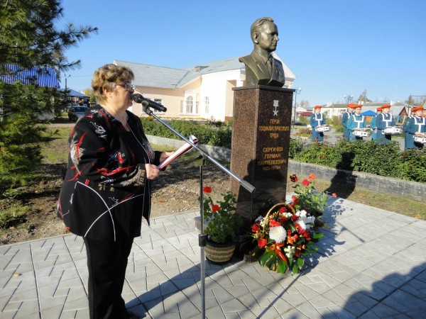 Открытие памятника в поселке Комсомольский