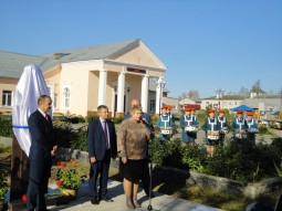 Открытие памятника в поселке Комсомольский