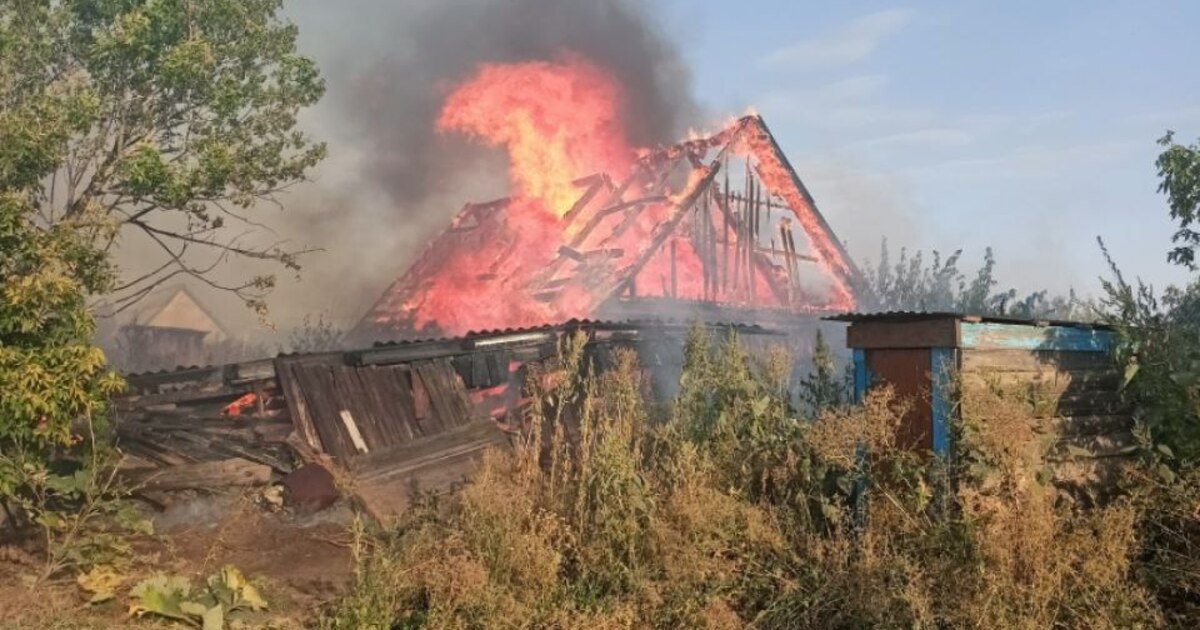 Колхозный двор горит. Село Дюсьметьево Пономаревский район. Пожар. Огонь пожар. Пожар фото.